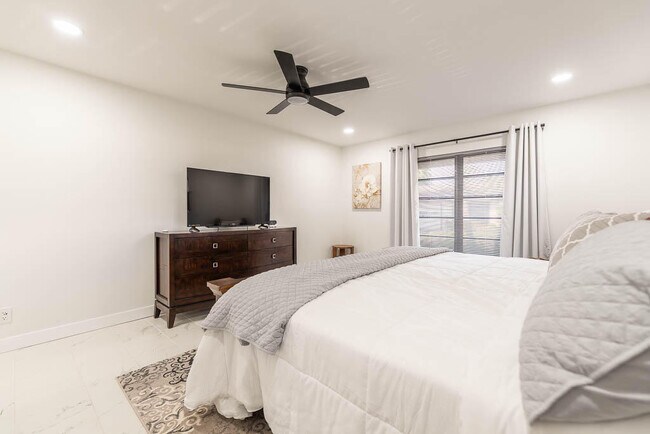 Building Photo - 4760 Greentree Way