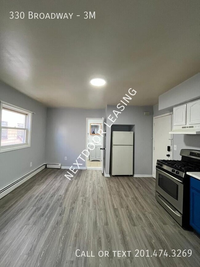 Building Photo - 330 Broadway-3M