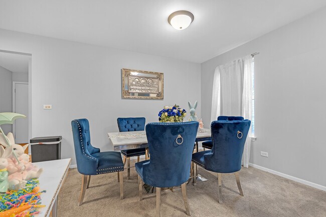 Building Photo - 691 W Streamwood Blvd