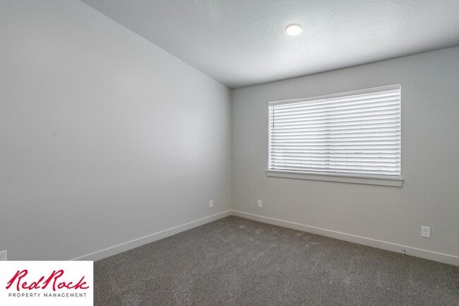 Building Photo - Charming 2 Bedroom End Unit Condo - Pet Friendly!