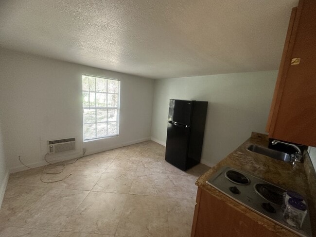 Building Photo - Rent Includes Electric and Water