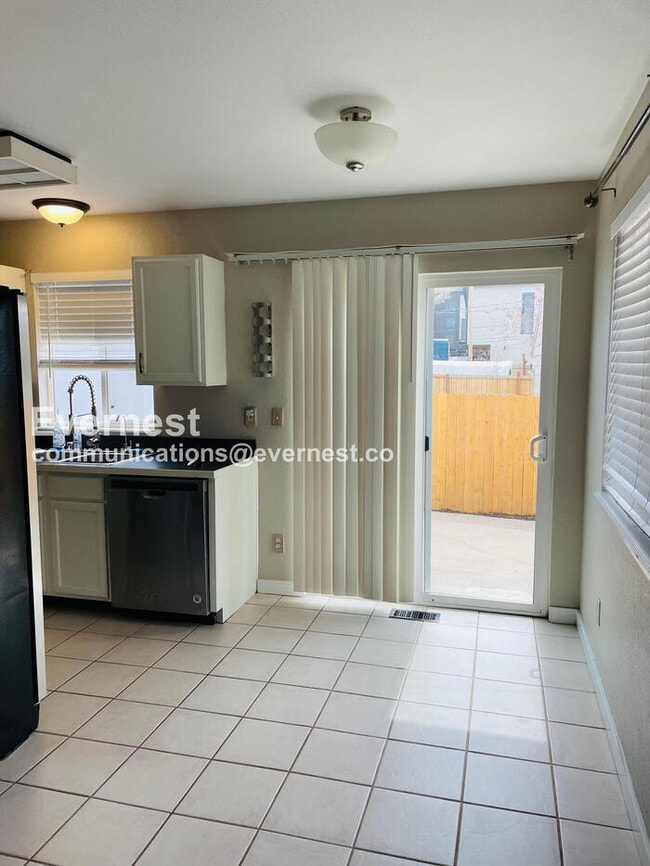 Building Photo - 2107 S Acoma St