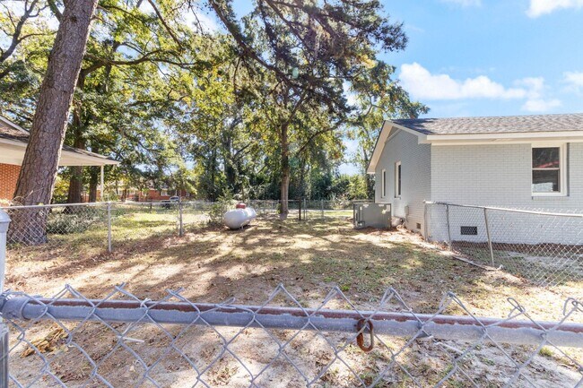 Building Photo - 1106 Bullard St