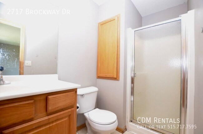 Building Photo - Huge DSM Split Level!