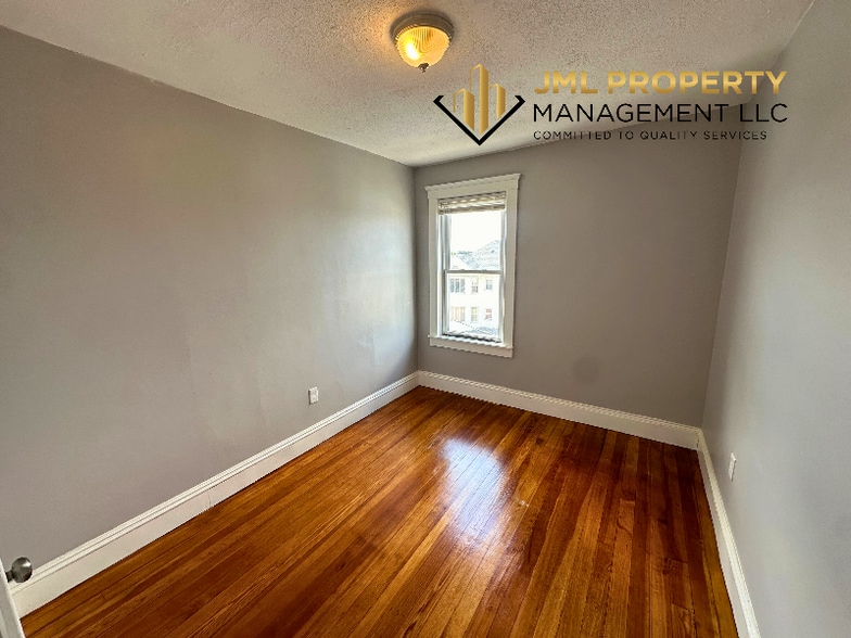 Building Photo - 321 Union St