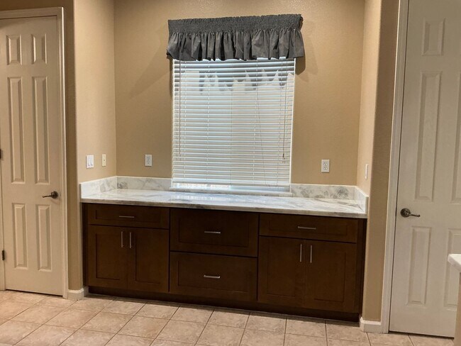 Building Photo - Stunning Manteca Home with 4 Bedrooms, 3 B...