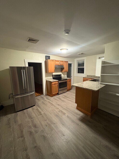 Building Photo - 546 Canaan St