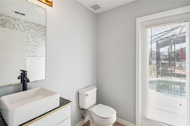 Building Photo - 410 Canna Dr
