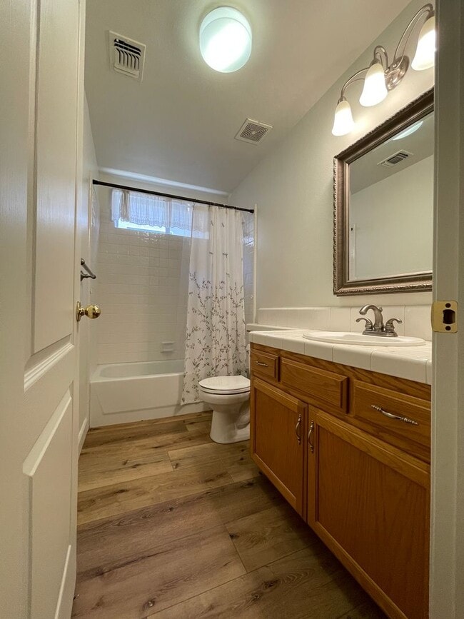 Building Photo - NEWLY LISTED & READY TO DAZZLE!