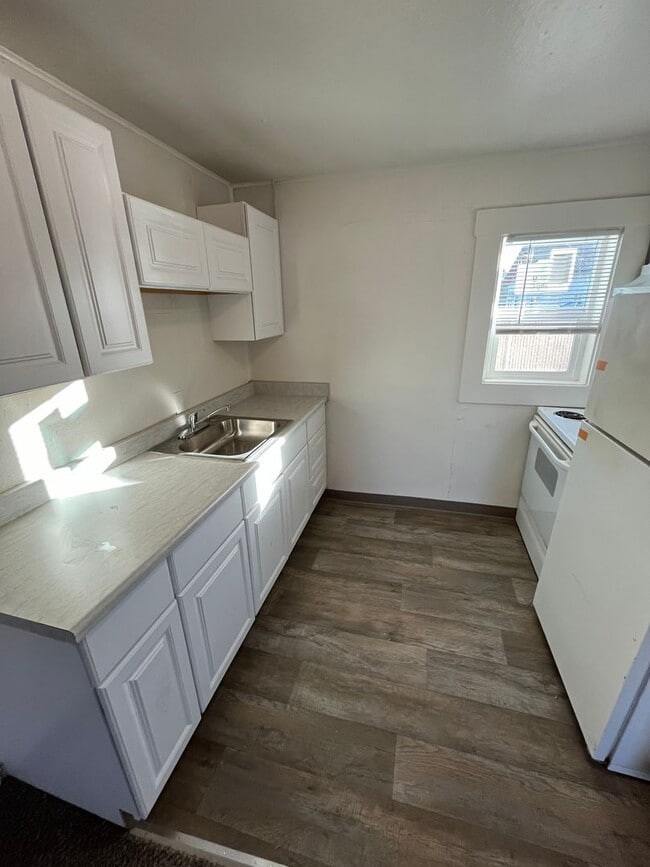 Building Photo - Freshly Remodeled Two Bedroom Available Now! Move In Special Offering $550 Move In Credit!