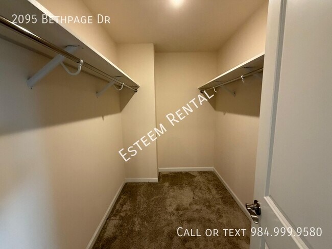 Building Photo - 2095 Bethpage Dr