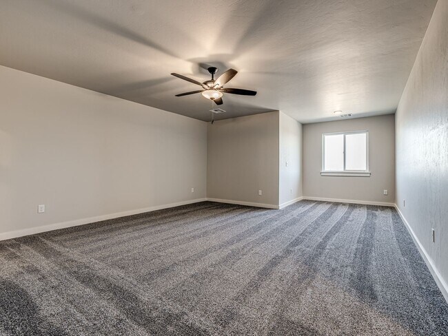 Building Photo - Newer Beautiful home in East Edmond + 4 Be...