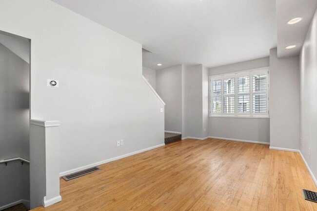 Building Photo - Charming AIR CONDITIONED Alki Townhome