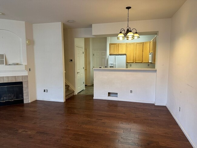 Building Photo - Make this refreshed townhome your own!