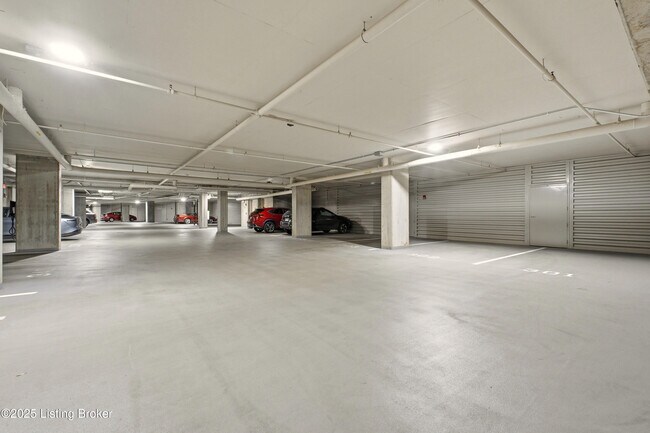 Building Photo - 6600 Seminary Woods Pl