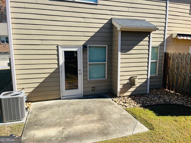 Building Photo - 233 Bobbie Way