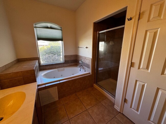 Building Photo - Beautiful townhome in a gated community.