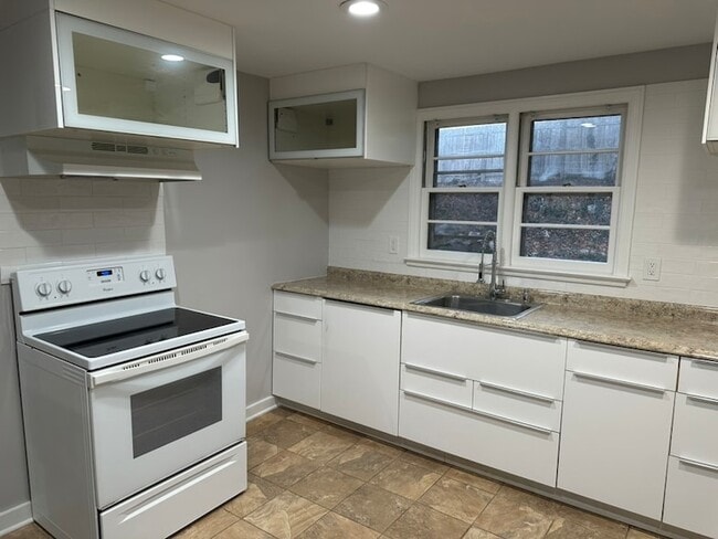 Building Photo - 3 Tryon Ave