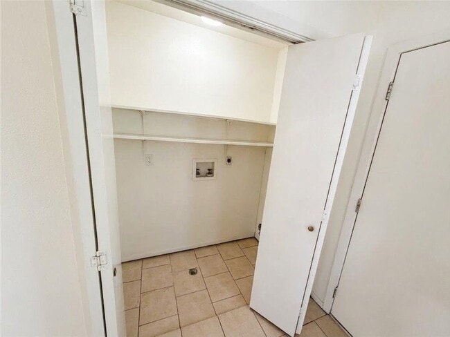 Building Photo - 8811 Pineridge Dr