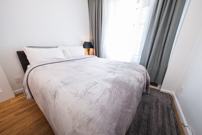 Building Photo - 305 E 104th St