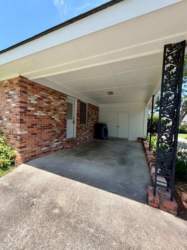 Building Photo - 2 Bed/1 Bath House