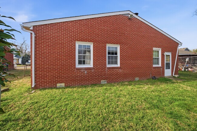 Building Photo - 1210 Pansy St