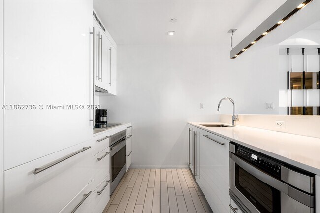 Building Photo - 2201 Collins Ave