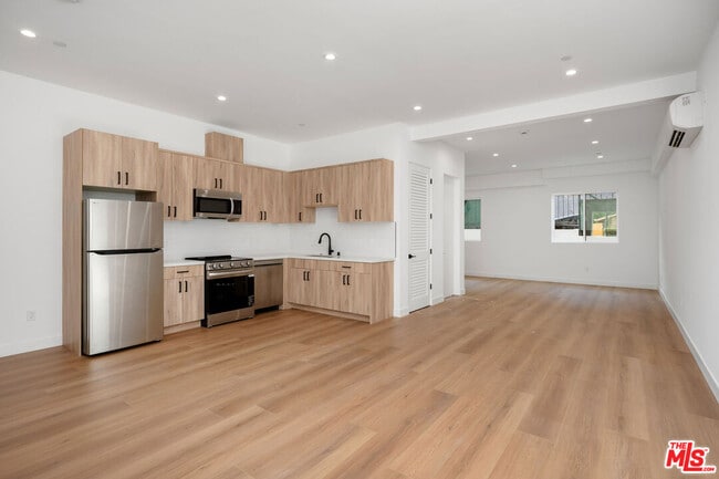 Building Photo - 726 Robinson St