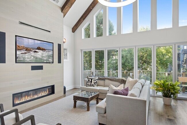 Building Photo - 719 E 2nd St