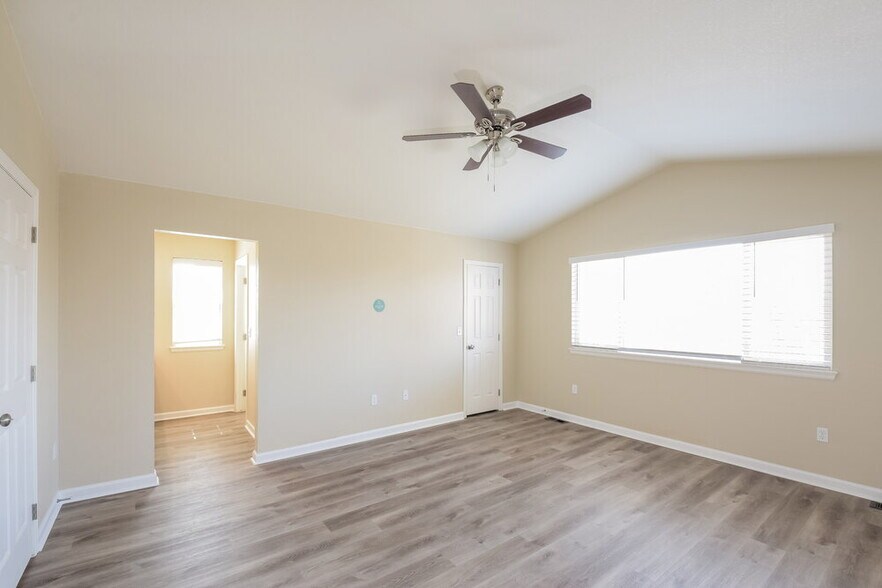 Building Photo - 11821 Elm Dr