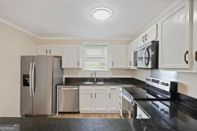 Building Photo - 911 Hollyfax Cir NE