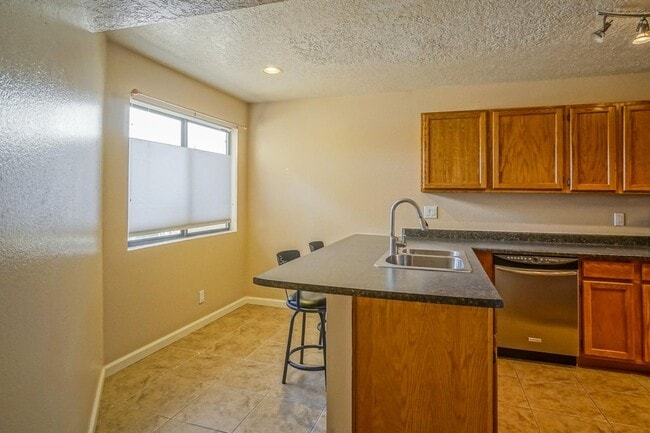 Building Photo - Amazing 3 bed 2 bath NE Heights Townhome