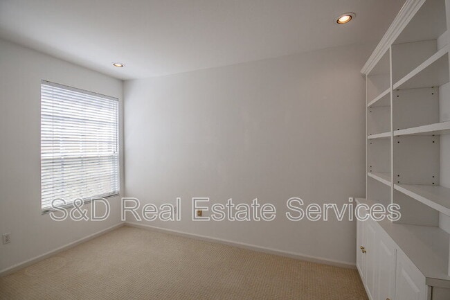 Building Photo - 447 Enclave Pl