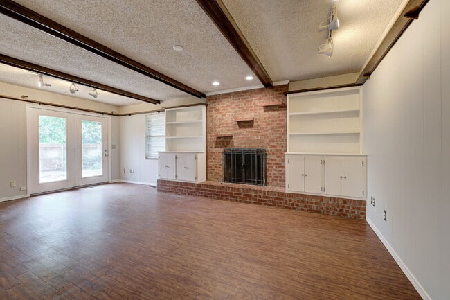 Building Photo - Rollingwood Beauty!