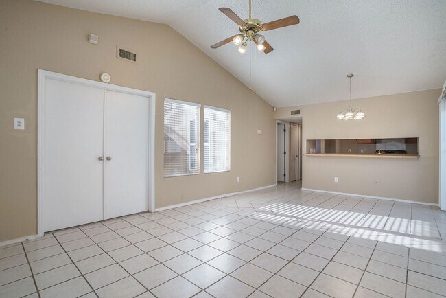 Building Photo - Charming 3-1-1 in S Dallas