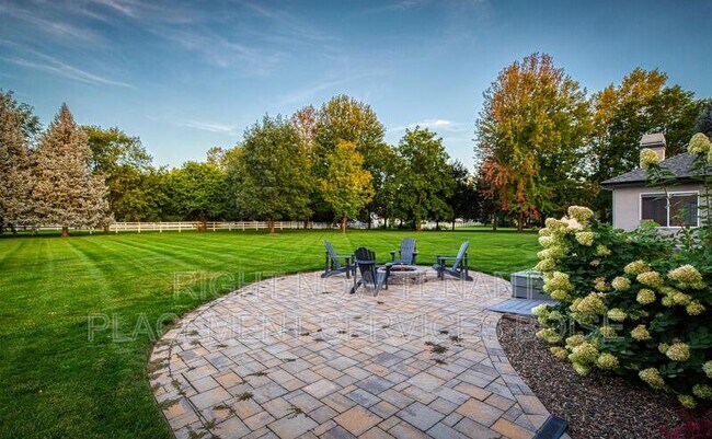 Building Photo - 1646 N Chaucer Way