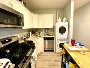 Building Photo - Renovated Apt near NEU!   Luxury Appliances, Sunny and Spacious w Laundry in Unit, Pet OK