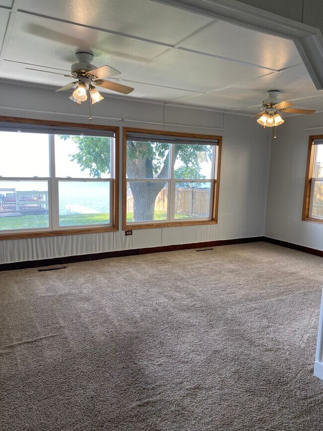 Building Photo - 2 BEDROOM LAKE HOUSE!