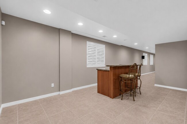 Building Photo - 5BR Sandy Home w/ NEW Flooring, Huge Basement & Large Backyard