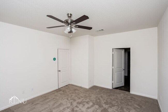 Building Photo - 715 Oakhurst Dr