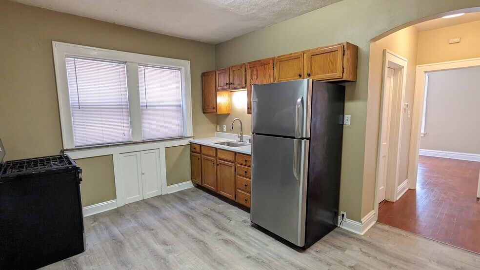 Building Photo - 5042 Mardel Ave