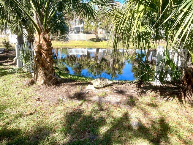 Building Photo - Furnished condo with dock!