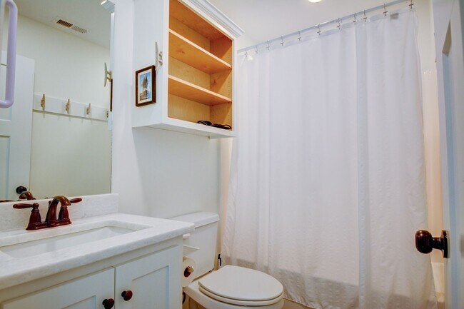 Building Photo - Seasonal Rental: Total Relaxation with Sou...