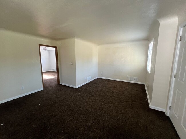 Building Photo - Three Bedroom in the Heart of Bremerton. P...