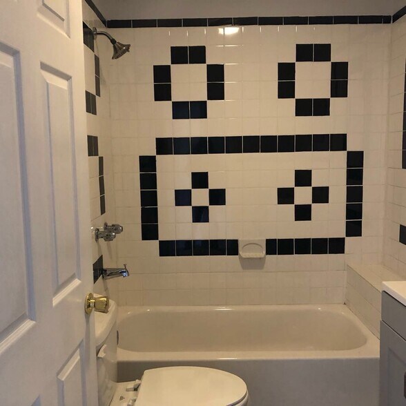Full 3 piece bath - 5218 Pentridge St