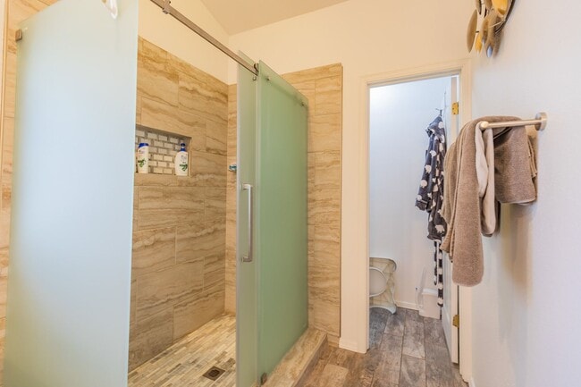 Building Photo - Beautiful Home in the Golf Course Area
