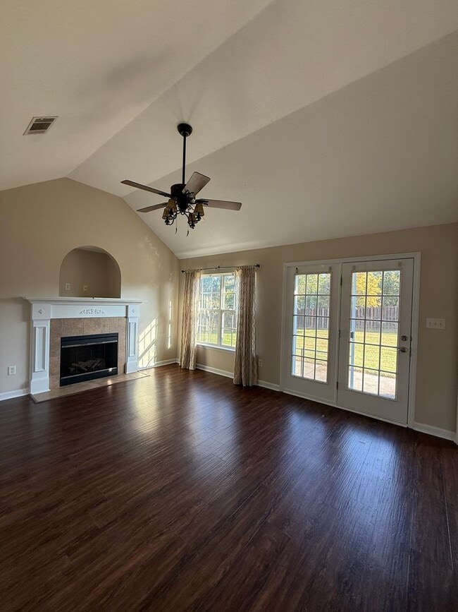 Building Photo - Spacious 3 BR/2BA Home + Formal Dining Roo...