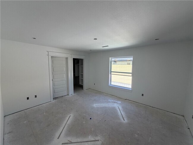 Building Photo - 906 N Sang Ave