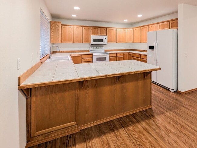 Building Photo - **Move-in Special!!!** Spacious 4 bd, 2.5 ba with 2 car garage and fenced yard!