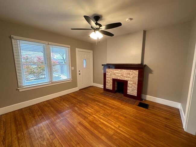 Building Photo - Redbud Alley 123-125 YBR